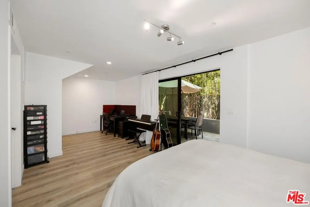 4724 N Village Court Lane, Valley Village, California 91607 home-pic-15